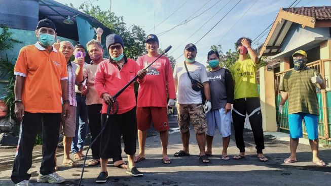 Warga Banteng Baru lakukan penyemprotan disinfektan secara mandiri.[Dokumentasi pribadi]