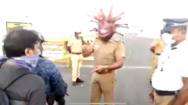 Warga Bebal, Polisi di Chennai India Cosplay Jadi Virus Corona