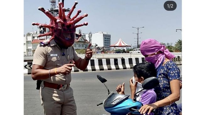 Polisi India pakai helm virus untuk edukasi Covid-19.[Twitter/@TheWayfarerSoul]