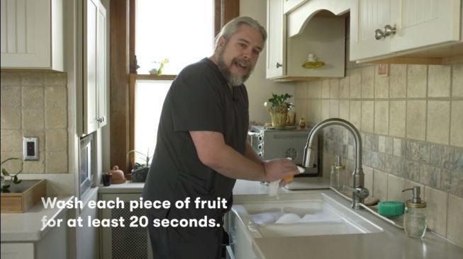 Jeffrey VanWigen menginstruksikan cara mencuci buah dan sayur (YoouTube/Jeffrey VanWigen)