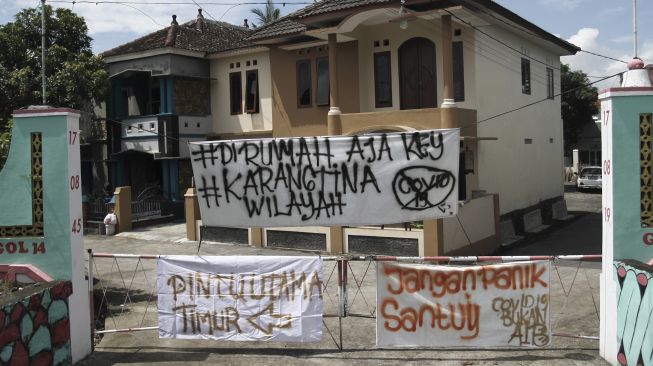 Spanduk penutupan jalan masuk Desa Kalasan, Sleman, DI Yogyakarta, Senin (30/3). [ANTARA FOTO/Hendra Nurdiyansyah]