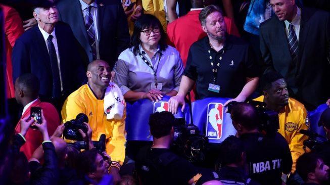 Reaksi mendiang Kobe Bryant saat menonton video pesan dari rekan sejawat di NBA pada laga terakhirnya di Los Angeles, Amerika Serikat, Rabu (13/4/2016). [AFP/Frederic J. Brown]