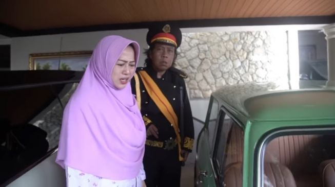 Istri Denny Cagur, Shanty kesal melihat mobil klasik bekas punya Raffi Ahmad ada di garasinya. [YouTube]