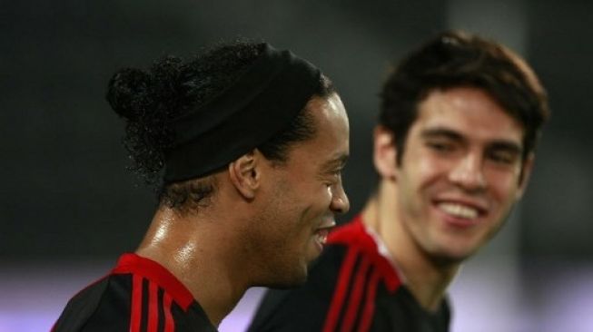 Ricardo Kaka bersama sahabatnya, Ronaldinho. (KARIM JAAFAR / AFP)