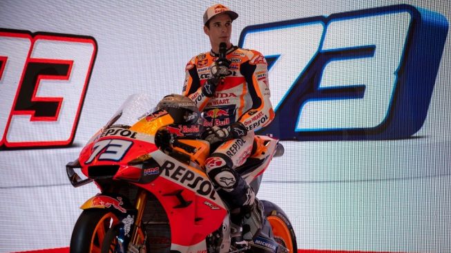 Pebalap anyar Repsol Honda, Alex Marquez, dalam acara peluncuran motor untuk MotoGP 2020 di Indonesia, Selasa (4/2/2020). [AFP/Bay Ismoyo]
