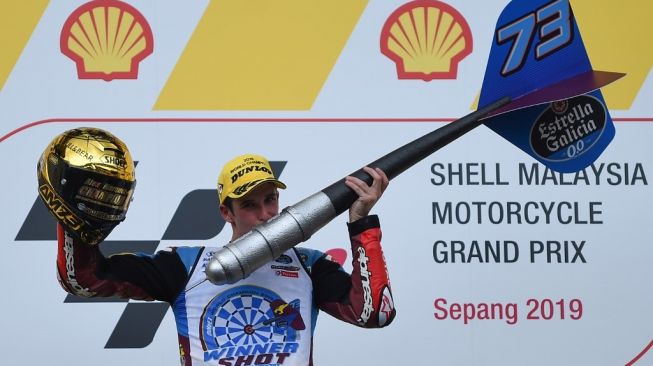 Pebalap Spanyol Alex Marquez merayakan keberhasilannya mengunci gelar juara dunia Moto2 di Sirkuit Sepang, Malaysia, Minggu (3/11/2019). [AFP/Mohd Rasfan]