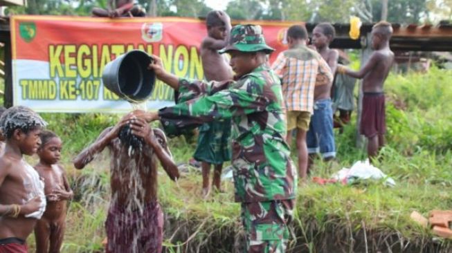 Cegah Penyakit, Personel TNI Ajari Anak-anak di Papua Mandi Bersih