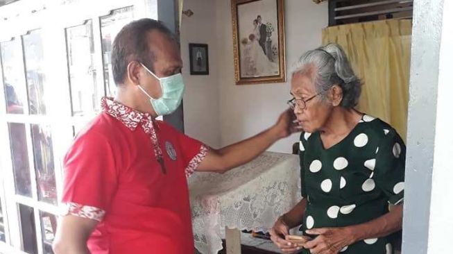 PKB GMIM Yarden Kampung Islam Sasar Lansia Bagikan Masker