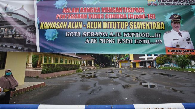 Warga berada di Taman Kota Alun-alun Serang, Banten, Senin (30/3). [ANTARA FOTO/Asep Fathulrahman]
