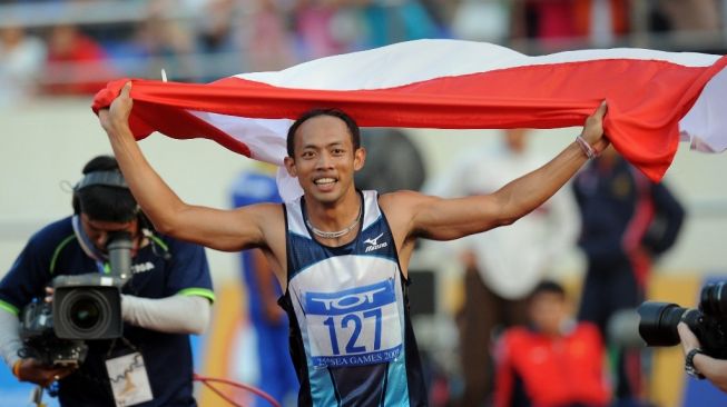 Mantan sprinter nasional Suryo Agung Wibowo saat merayakan keberhasilan memenangi final lari 100m putra SEA Games 2009 di Vientiane, Laos, Minggu (13/12/2009). [AFP/Hoang Dinh Nam]