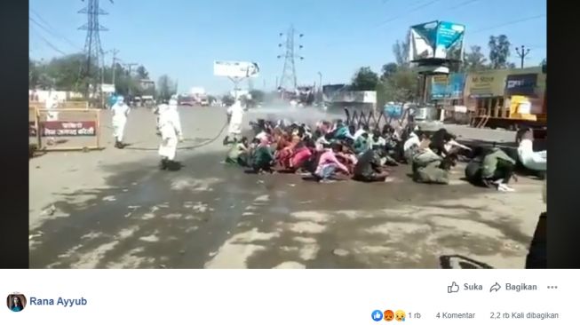 Petugas menyemprot disinfektan pada migran di India. (Tangkapan layar Facebook/Rana Ayyub)