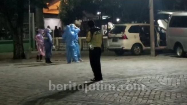 Warga ditemukan meninggal dunia di dalam mobil yang terparkir di halaman Masjid Haqul Yaqin Tambak Sawah, Kecamatan Waru, Sidoarjo, pada Senin (30/3/2020). (Beritajatim.com/Istimewa)