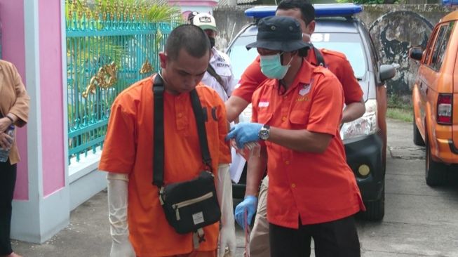 Rian Cekik dan Patahkan Tulang Bos Indekos Miratun, Emas Dirampok