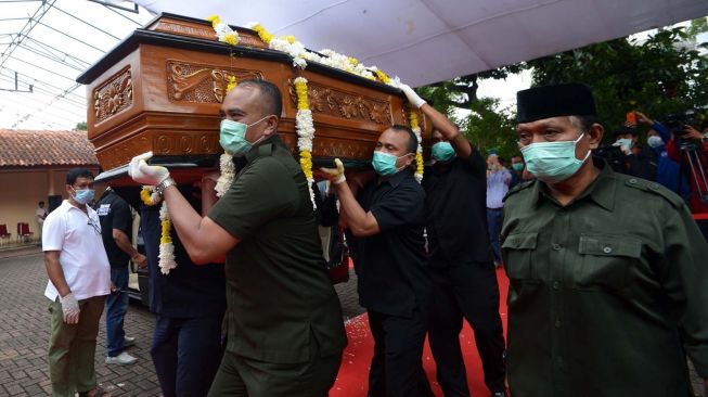 Sejumlah petugas menggotong peti jenazah Muhammad Bob Hasan di rumah duka di Kebayoran Baru, Jakarta, Selasa (31/3).  [ANTARA FOTO/Aditya Pradana Putra]
