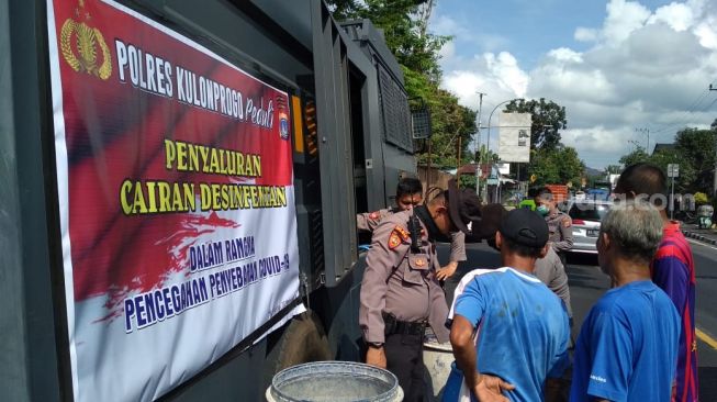 Dukung Kemandirian Warga, Polres Kulon Progo Bagikan Cairan Disinfektan