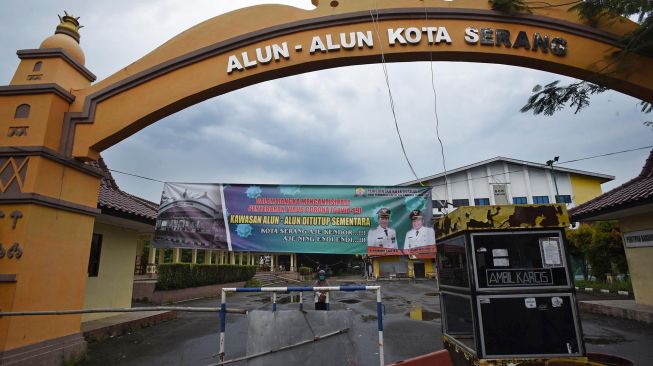 Suasana Taman Kota Alun-alun Serang setelah Pemkot memasang spanduk penutupan di Serang, Banten, Senin (30/3).  [ANTARA FOTO/Asep Fathulrahman]