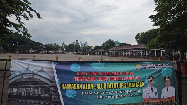 Petugas kebersihan beraktivitas membersihkan Taman Kota Alun-alun Serang, Banten, Senin (30/3). [ANTARA FOTO/Asep Fathulrahman]