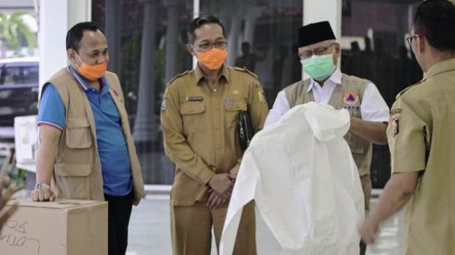 Pemprov NTB Serahkan Bantuan 200 Set APD ke Lombok Timur