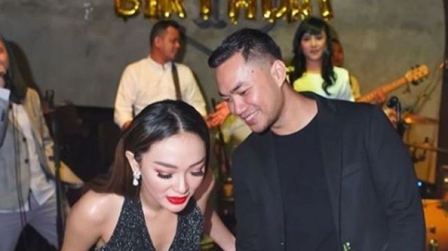 Zaskia Gotik dan  Sirajuddin Mahmud Sabang [Instagram/zaskia_gotix]