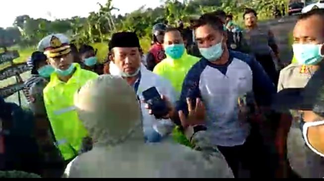 Bupati Banyumas Achmad Husein berusaha menenangkan warga. [Tangkapan layar video dari WAG]