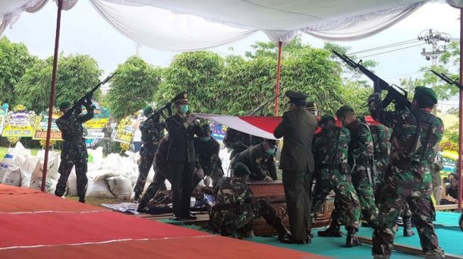 Bob Hasan Dimakamkan dengan Cara Militer di Ungaran