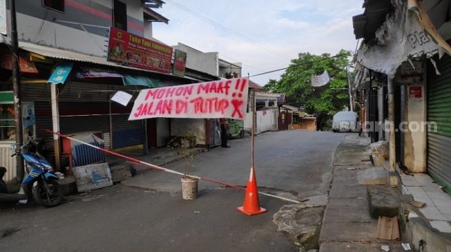 Penampakan penutupan jalan di kawasan Kebon Baru, Tebet oleh warga karena sempat dilalui pasien corona. (Suara.com/Bagaskara Isdiansyah).