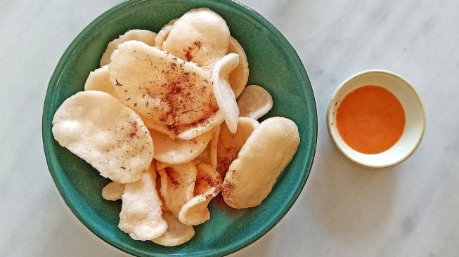 Nggak Dibuang, Pria Ini Ungkap Rahasia Tentang Kerupuk Melempem di Warung