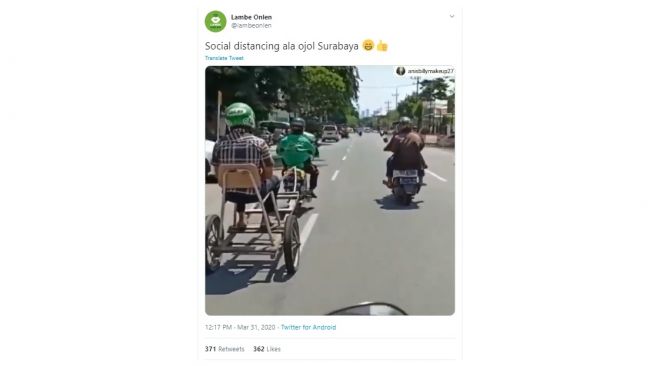 Aksi driver ojol terapkan physical distancing kepada penumpangnya. [Twitter]