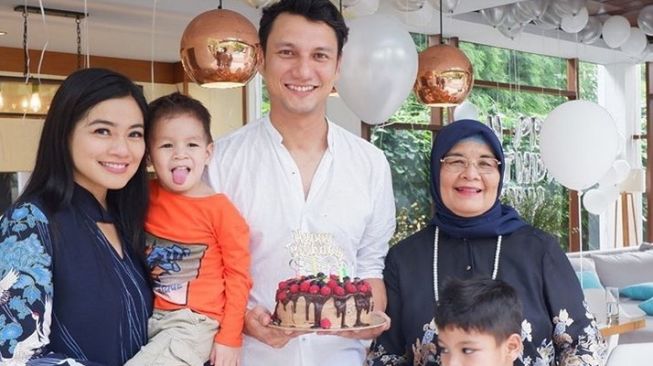 Titi Kamal dan Christian Sugiono bersama anak-anak dan ibunya. [Instagram]