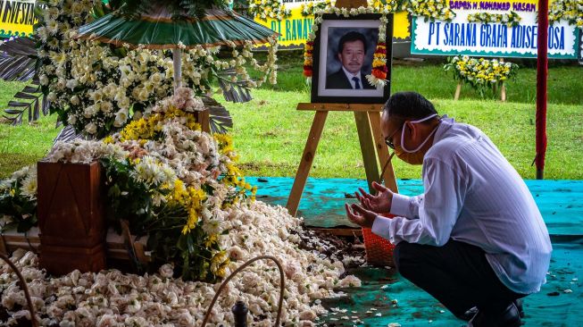 Kerabat berdoa di pusara makam Mohamad Hasan Gatot Soebroto (Bob Hasan) saat prosesi pemakaman di Taman Makam Pahlawan Gatot Soebroto, Ungaran Timur, Kabupaten Semarang, Jawa Tengah, Rabu (1/4). . [ANTARA FOTO/Aji Styawan]