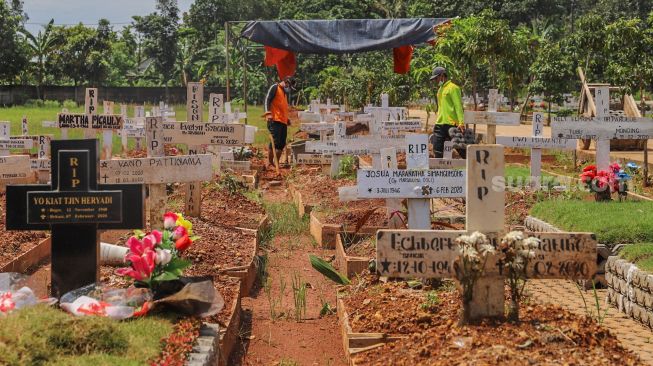 Suasana di Tempat Pemakaman Umum (TPU) Pasunderan  di Bekasi, Jawa Barat, Rabu (1/4).   [Suara.com/Alfian Winanto]