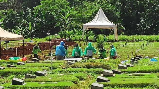 Pemakaman jenazah virus corona di TPU Pondok Ranggon, Jaktim. (Suara.com/Bagaskara Isdiansyah).