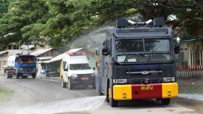 Polres SBT Semprot Disinfektan Massal di Kota Bula, Ini Kata Bupati