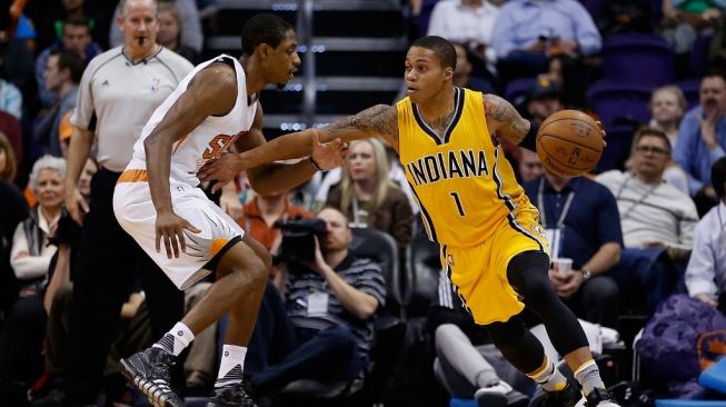 Joe Young (kanan) saat masih memperkuat klub NBA Indiana Pacers. [AFP]