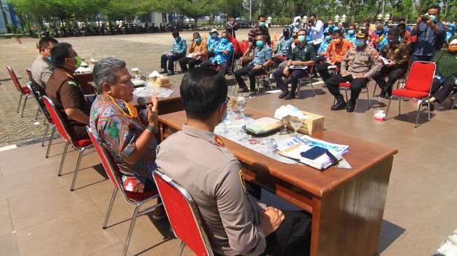 Bupati Kubu Raya Muda Mahendrawan (kedua kanan) didampingi Kapolres Kubu Raya AKBP Yani Permana (kanan) saat memimpin rapat gugus tugas percepatan penanganan virus COVID-19 di halaman Kantor Bupati Kubu Raya, Kalimantan Barat, Kamis (2/4).  [ ANTARA FOTO/Jessica Helena Wuysang]
