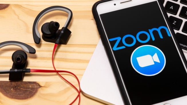 Ilustrasi aplikasi Zoom di ponsel pintar. [Shutterstock]