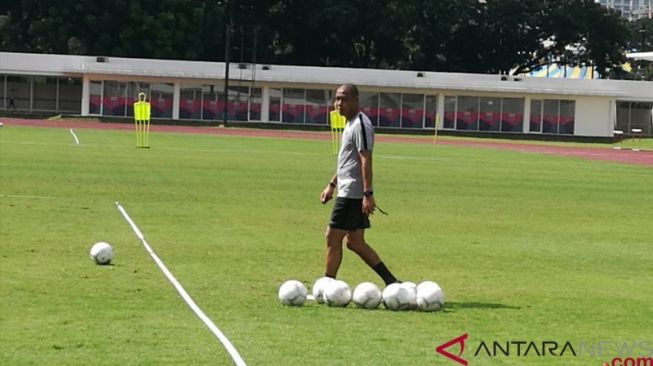 Asisten pelatih tim nasional Indonesia Nova Arianto. (ANTARA/Gilang Galiartha)