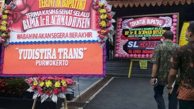 Karangan bunga untuk Bupati Banyumas. (Antara)