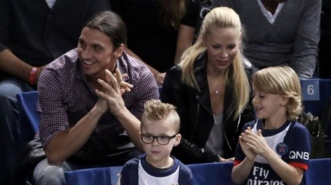 Bintang sepak bola asa Swedia Zlatan Ibrahimovic bersama istri dan kedua anaknya menghadiri sebuah acara di Prancis pada tahun 2013. [AFP]