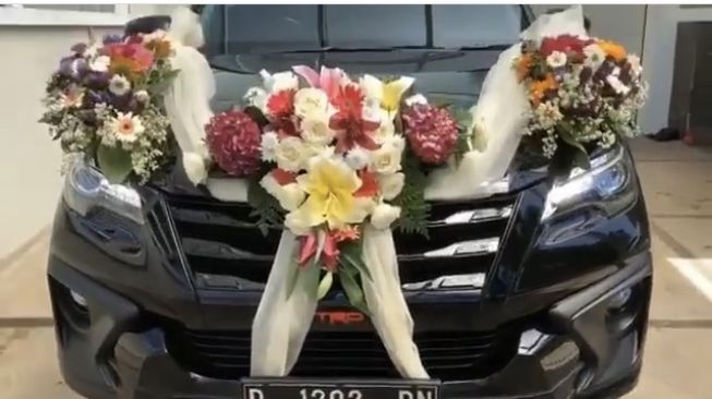 Mobil pengantin dari Wali Kota Bandung Barat, Hengky Kurniawan. Bisa digunakan lagi setelah Covid-19 berlalu [Instagram: @hengkykurniawan]. 