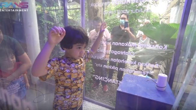 Putra Raffi Ahmad, Rafathar masuk ke dalam bilik disinfektan [Youtube/Rans Entertainment]