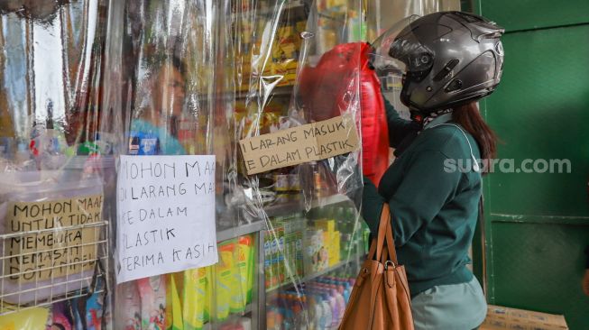 Suasana di toko kebutuhan balita  di Jalan Nusantara, Depok, Jawa Barat, Kamis (2/4). [Suara.com/Alfian Winanto]