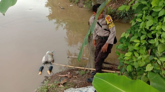 Geger! Pemancing Temukan Mayat Perempuan Bertato Hati Terbungkus Karung