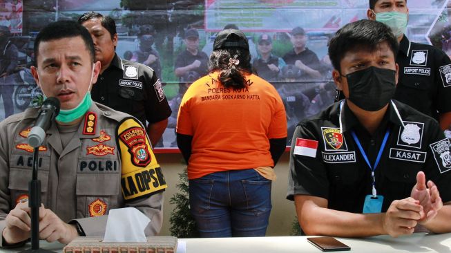 Kapolres Bandara Soetta Kombes Pol Adi Ferdiyan Saputra (kiri) didampingi Kasatreskrim Kompol Ahmad Alexander memberikan keterangan pers terkait pengungkapan kasus penipuan penjualan masker, di Mapolres Bandara Soekarno Hatta, Tangerang, Banten, Rabu (1/4).  [ANTARA FOTO/Muhammad Iqbal]