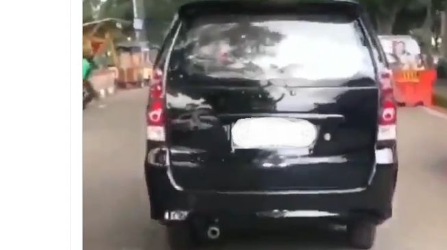 Modifikasi mobil komersial dan MPV, tampak belakang Toyota Avanza [Twitter: @receinaja_YT].