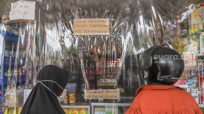 Aktivitas di toko kebutuhan balita di di Jalan Nusantara, Depok, Jawa Barat, Kamis (2/4). [Suara.com/Alfian Winanto]
