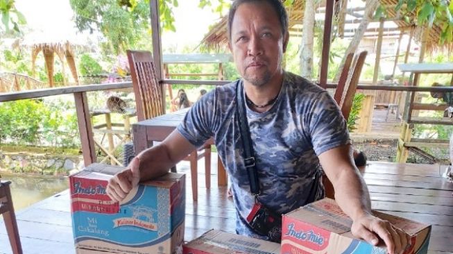 Pelatih Ganda Campuran PBSI Richard Mainaky bagi-bagi sembako di kampung halaman sang istri, di Tondano, Sulawesi Utara. [Dok. Richard Mainaky]