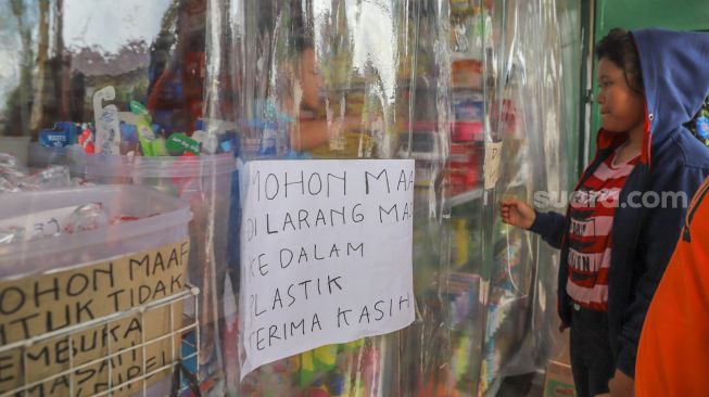 Pembeli memilih barang di toko kebutuhan balita di di Jalan Nusantara, Depok, Jawa Barat, Kamis (2/4). [Suara.com/Alfian Winanto]
