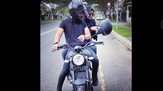 Hengky Kurniawan  dan sang istri, Sonya Fatmala saat bermotor [Instagram: @hengkykurniawan]. 