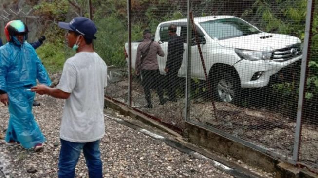 Hilang Kendali, Mobil Hilux Tabrak Pagar Pembatas Jalan Patrol Road